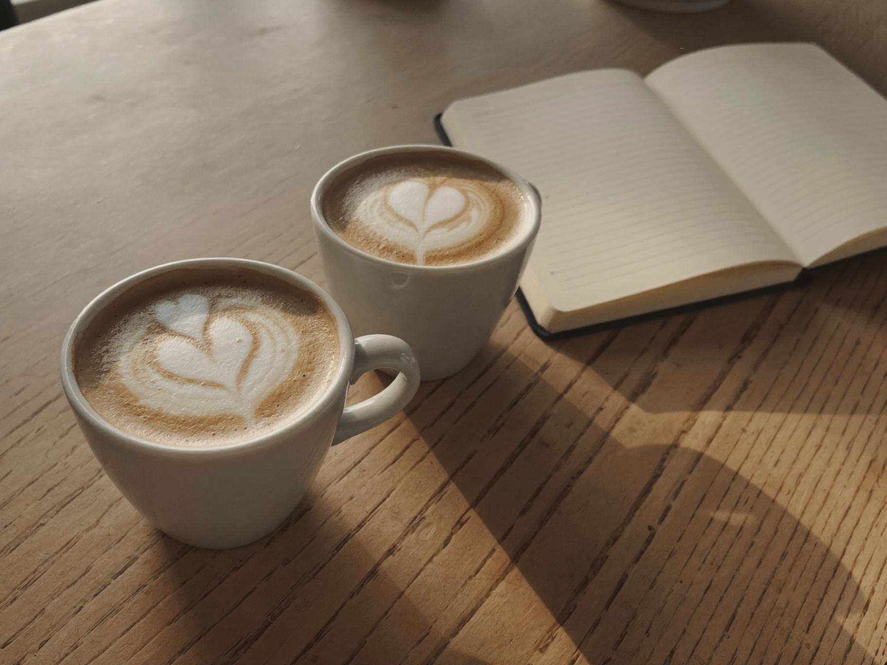 Zwei Kaffeetassen – Raum für Gespräch